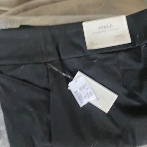 Black Capri pants
